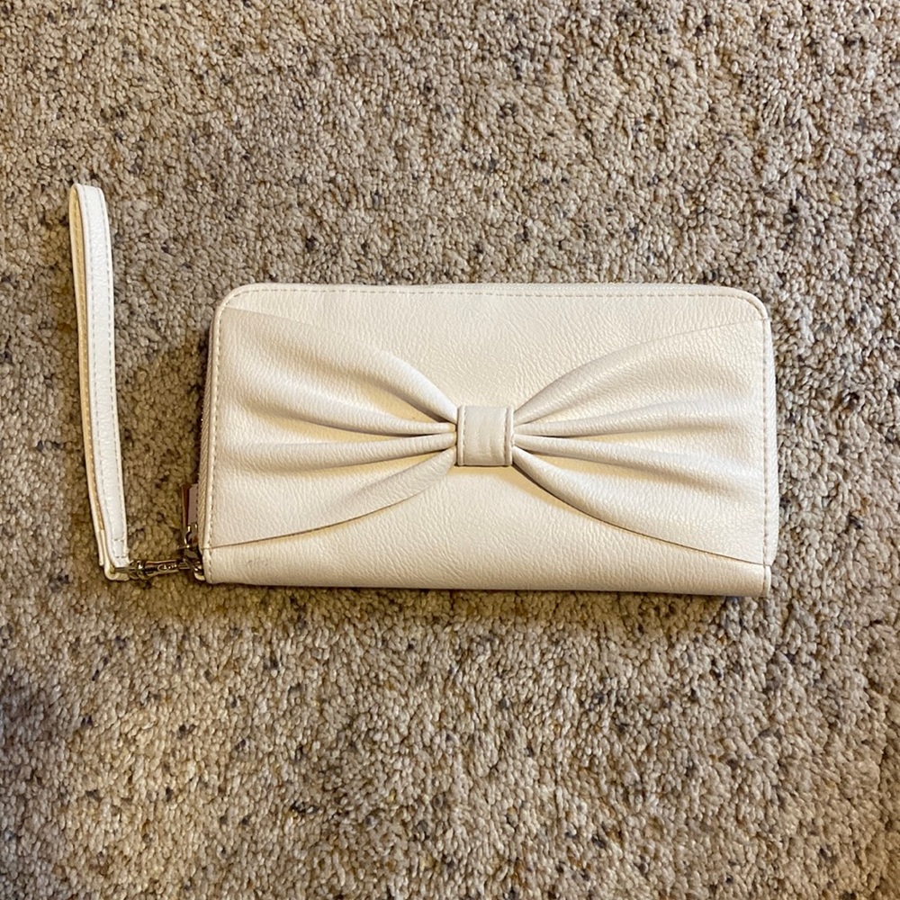 Cream bow wristlet